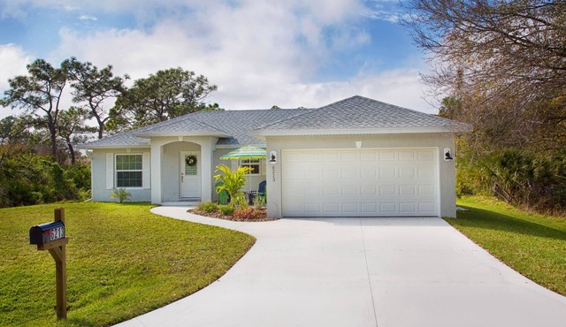 Beautiful private & immaculate- Sunny-Side-Up cottage 4.7 mi to Englwood beach