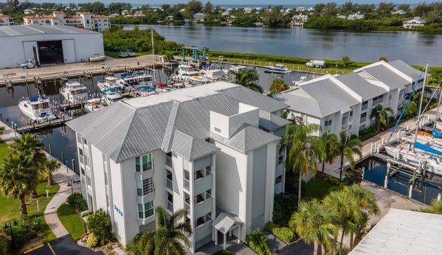 Beautiful Water view Marina side, Nice condo with access to pool 1126H