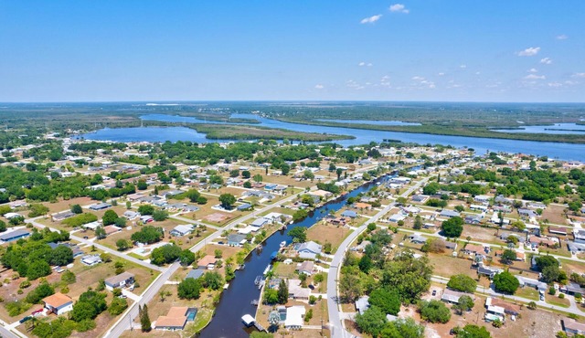 Beautiful Waterfront Cottage With a Heated Pool And Dock in Punta Gorda