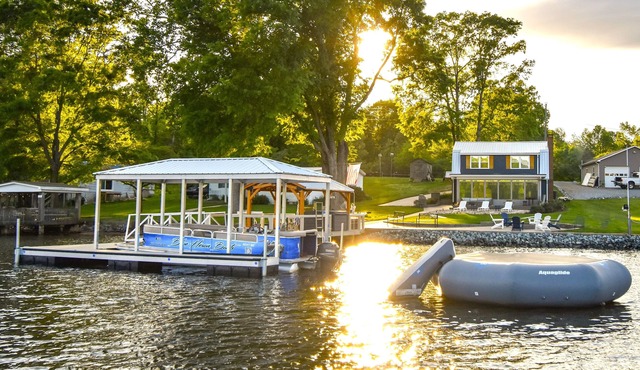 Blue Heron Haven - Ultimate Lake Escape: Lake bouncer, Arcade, Kayaks, Hot Tub in Lexington