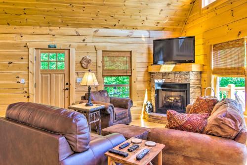 Blue Ridge Mountain Gem w/Deck & Community Perks in Nebo