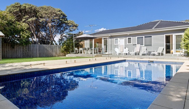 Bluetopia - Contemporary coastal beach house with solar heated pool in RYE