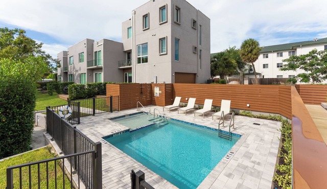 Brand New Luxury Townhouse in Downtown Sarasota w/Elevator, Kayaks, and bicycles