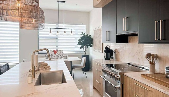 Brand new Luxury Townhouse - Downtown Location, Dog-Friendly WPrivate Hot Tub