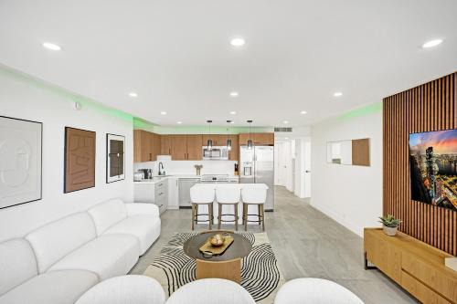 Bright 3BR 3BA Condo with Stunning Bay Views in Oceanfront Complex 820 in Miami Beach