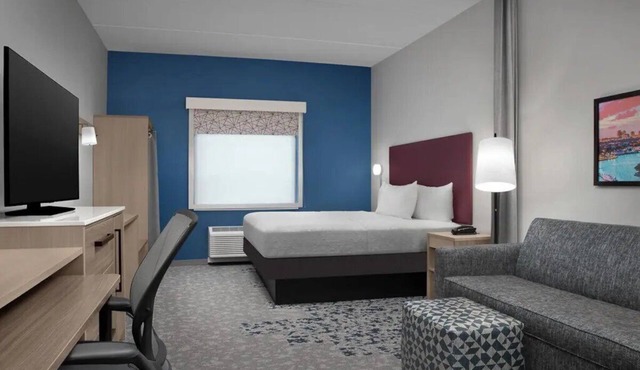 Bright King Studio | Breakfast, Outdoor Pool | 0.6 mi to Cleveland Clinic in Davie