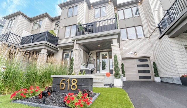 Bright modern Ottawa home facing park, sleeps 8, 25min to downtown.Pet Friendly. in Ottawa