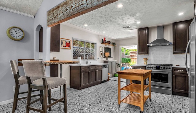 Bungalow Retreat Explore in Walk-able Location. Close to Universal n Warner Bros in Burbank