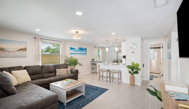 Calm Sea Cottage: New Renovation, Modern 2BR
