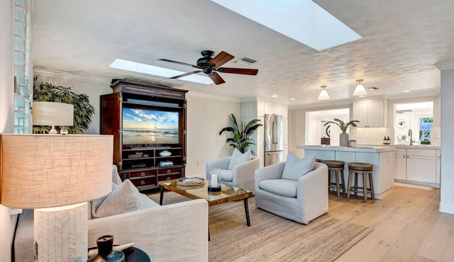 Canal-Front 3BR – Pool, Hot Tub & Boat Access