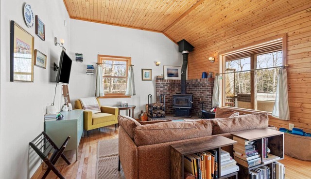 Canyon Point Cozy Cottage -Hot tub-Lakefront in Windsor