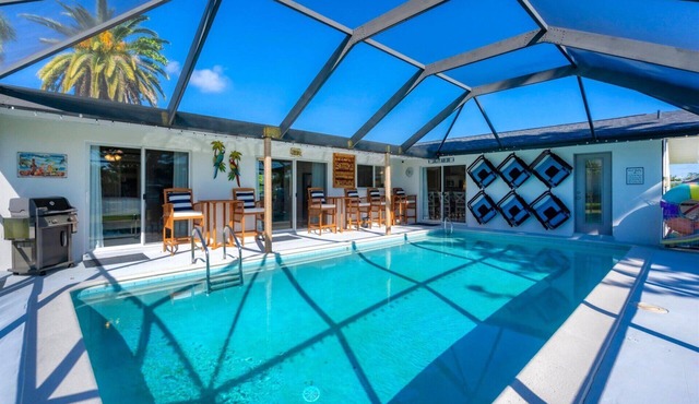 Cape Coral 3 Bedroom Private Pool Home - Canal Access