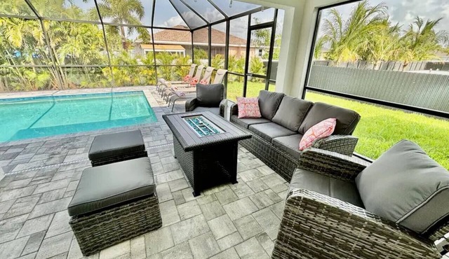 Cape House*Heated Pool*FirePit*Lg Private Backyard*4K Beds