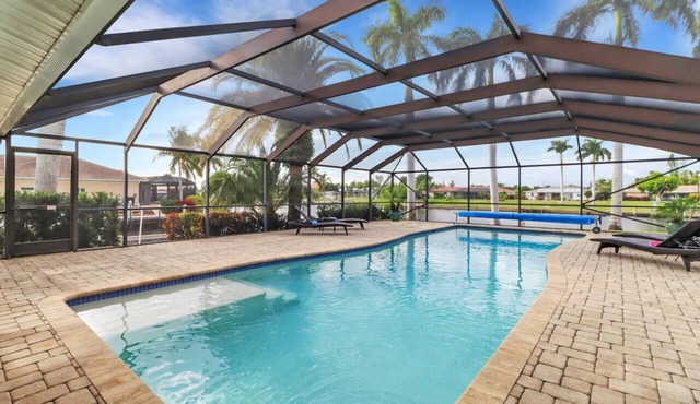 Casa DeLo 1028 SE Cape Coral, Oversized heated Pool, On Intersecting Canals