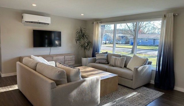 Cascade Cottage: Comfy & Cozy, family friendly, close to dining, parks, wineries in Eugene