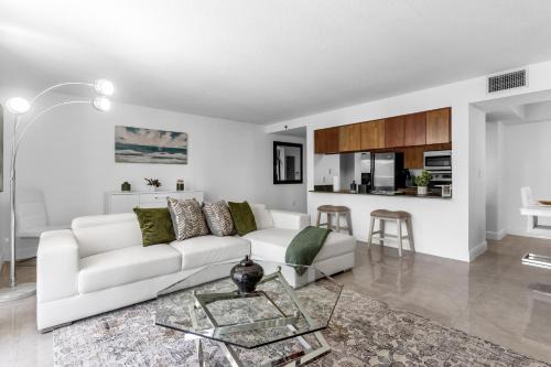 Central 2 bed Apartment with a Pool & Gym- Free Garage Parking in Miami