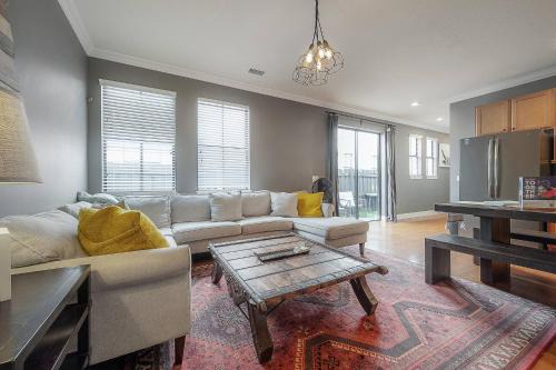 Centrally Located SOHO Retreat Walk to UT & Dining