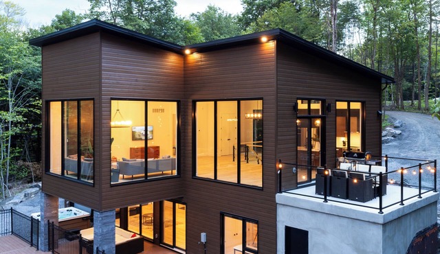 Chalet in Mont-Tremblant close to Ski Hills and Main Attractions in the Village. in La Conception