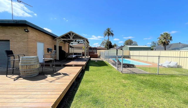 Champagne by the Pool - Gateway to the Hunter Valley in Heddon Greta