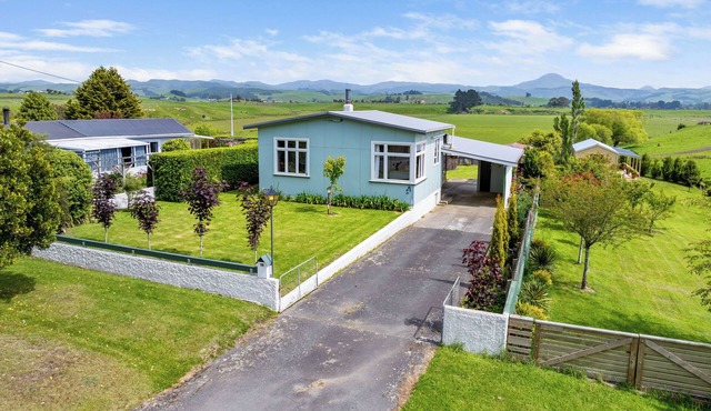 Charming 1960s Kiwi bach in peaceful Karitane, just 5 mins to beach & harbour. in Karitane