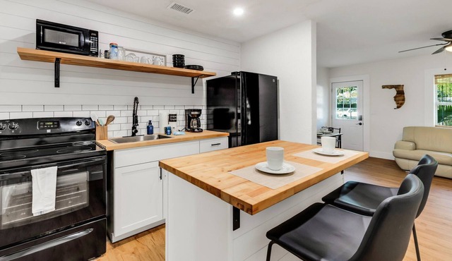 Charming 2-Bed Cottage near Bradenton and Beaches