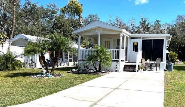 Charming 2-bedroom 1.5 Bath Cottage in the famous Sun Outdoors in Sarasota