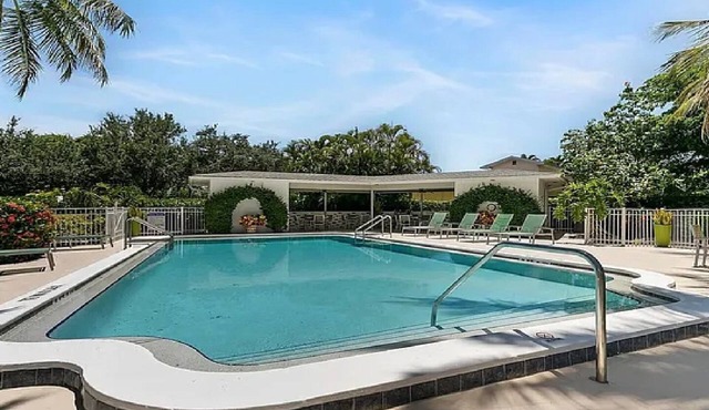Charming 2-bedroom 1st floor condo in desirable Olde Naples. Walk to Beach.