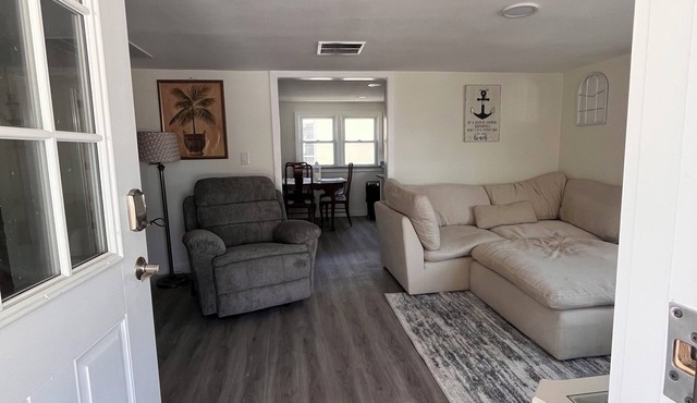 Charming 2-bedroom house in delightful Sarasota town of Pinecraft