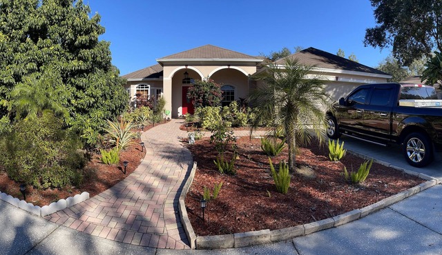 Charming 2-bedroom house in welcoming Tampa with AC