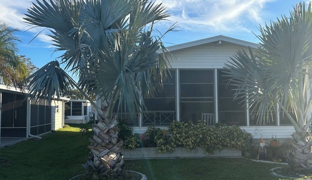 Charming 2-bedroom mobile home in fabulous Riverwalk Community 55+ with AC, WiFi