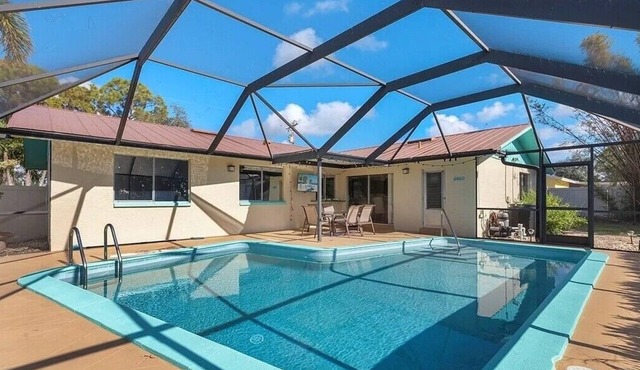 Charming 3-bedroom house with AC and Heated Pool in North Fort Myers