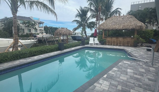 Charming 3-bedroom house in delightful Longboat Key with your own tiki bar