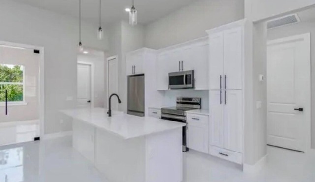 Charming 4-bedroom house with WiFi, AC in lovely Lehigh Acres