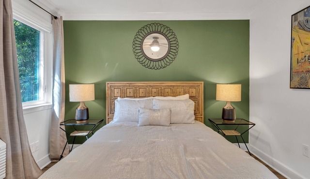 Charming Apt Close to the Garden District, Wi-Fi, Off-Street Parking, and More! in New Orleans