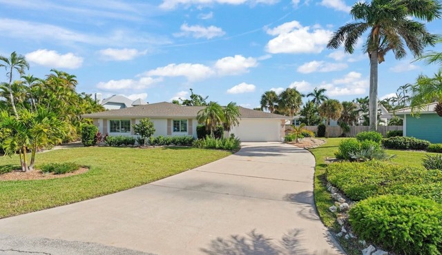 Charming Chert: 3 BR Pool Home Near the Beach!
