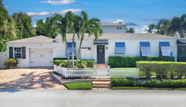 Charming Delray Beach Cottage - 1 blk to beach and Atlantic Ave!; Pet-friendly! in Delray Beach