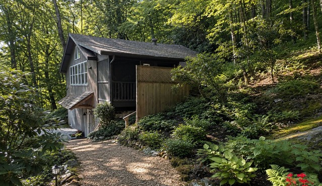 Charming Dog Friendly | Near Downtown Highlands | Screened Porch | Sleeps 4 in Highlands