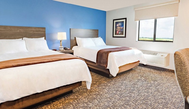Charming Double-Queen Room| Pets Are Allowed | Easy Highway Access
