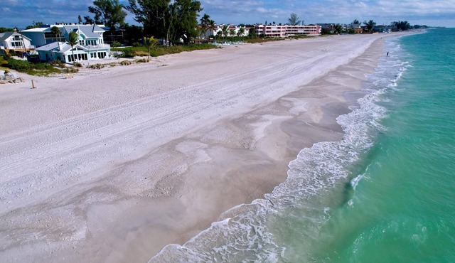 Charming Ground Level Resort Style 3unit condo unit B a few steps from the beach