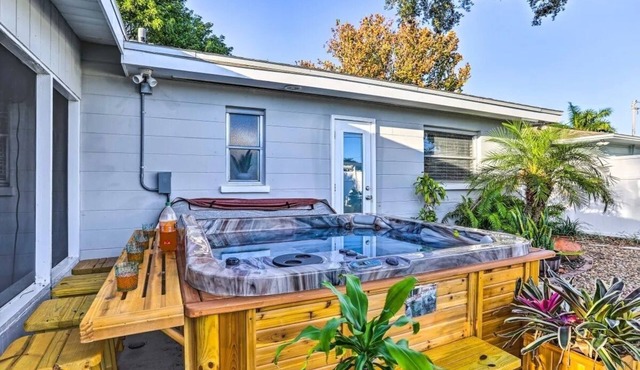 Charming private bungalow w/hot tub near beaches 3BR