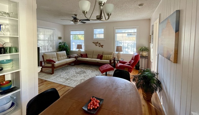 Charmingly Restored Cottage, one block to Gulfport Beach