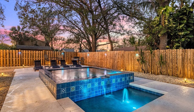 City Cottage | Heated Cocktail Pool, Tiki Bar & Walk to City of Sarasota