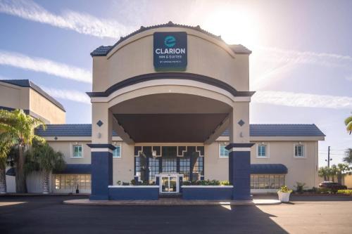Clarion Inn & Suites Central Clearwater Beach