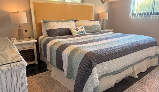 Coastal 2-bed Bungalow with Comfy King's, a Steamy Spa & AC in sunny Cape Coral