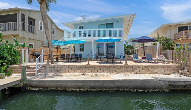 Coastal Breeze Siesta: Waterfront 4-Unit Retreat – Walk to Turtle Beach, Boat Dock & Free Beach Gear