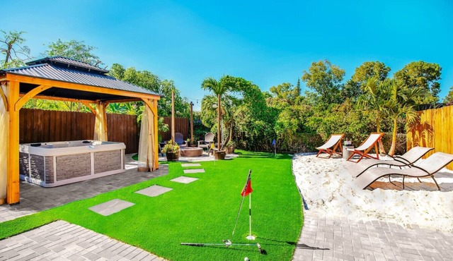 Coastal Farmhouse w/mini Golf, Private Beach &Spa