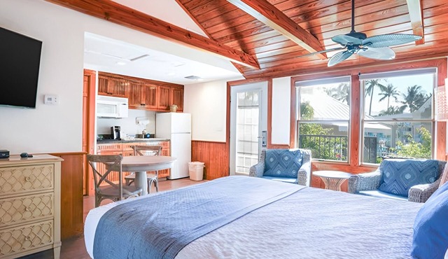 Coastal Serenity: Courtyard Cottage w/Porch | Kitchen | Parking | Onsite Pools