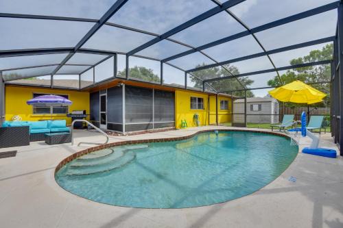 'Colorful Cottage' w/Lanai: 7 Mi to Cortez Beach!