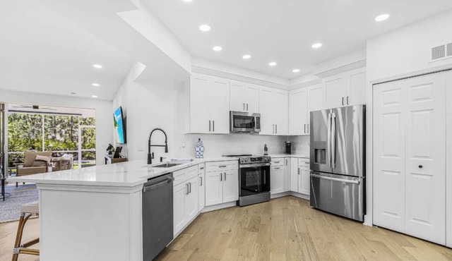 Completely Remodeled-Fully Furnished Modern 2BR/2BTH-Country Club Membership