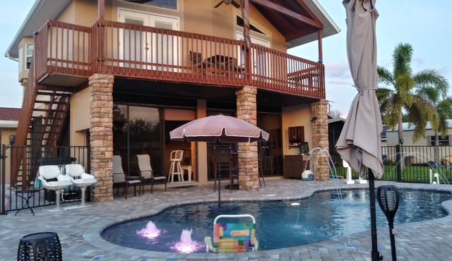 Couples Retreat upstairs suite off the Caloosahtchee River with private pool